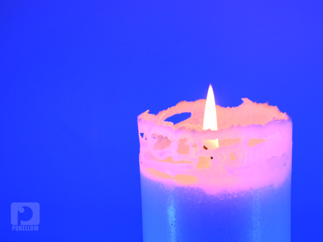 Stearinlys belyst med blåt lys